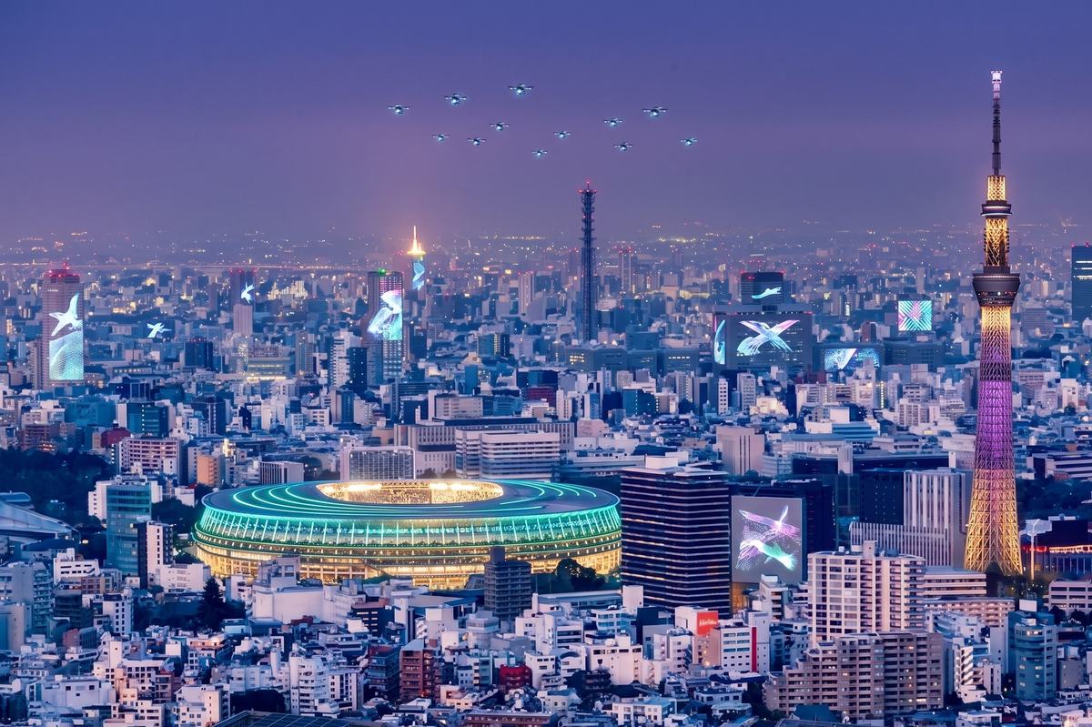 夜のスカイラインに重なる、AIが駆動する近未来の都市像